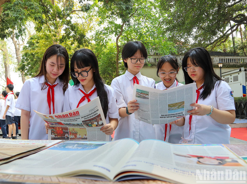 Students read articles on the liberation of the south published on Nhan Dan Newspaper