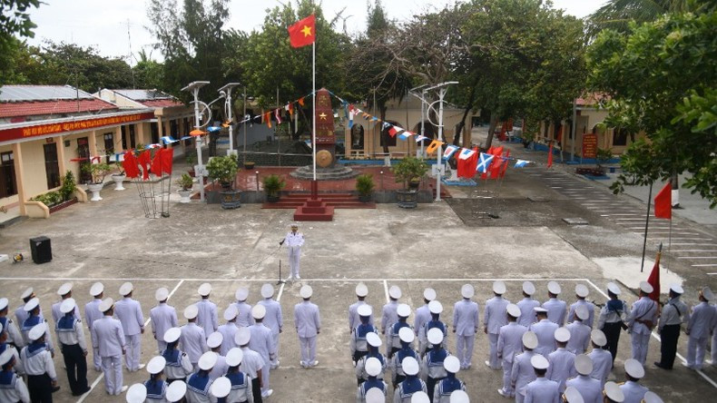 Solemn flag-raising ceremony on Sinh Ton Island.
