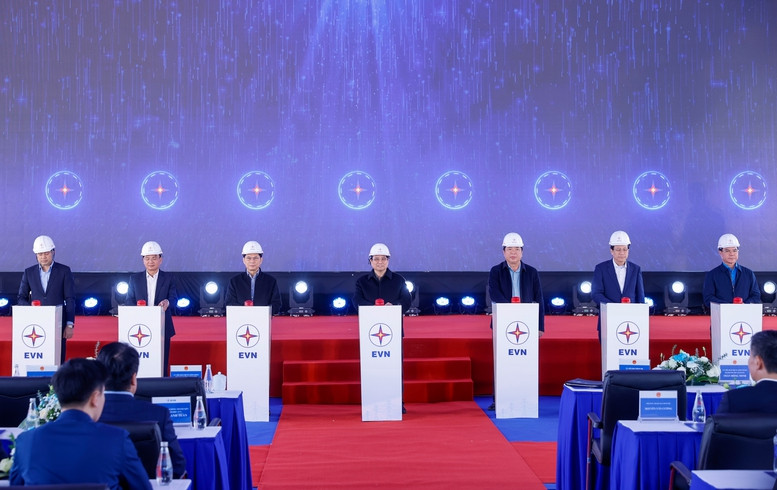 Prime Minister Pham Minh Chinh (C) and delegates launch the construction of the 500 kV Lao Cai – Vinh Yen transmission line project (Photo: VGP)
