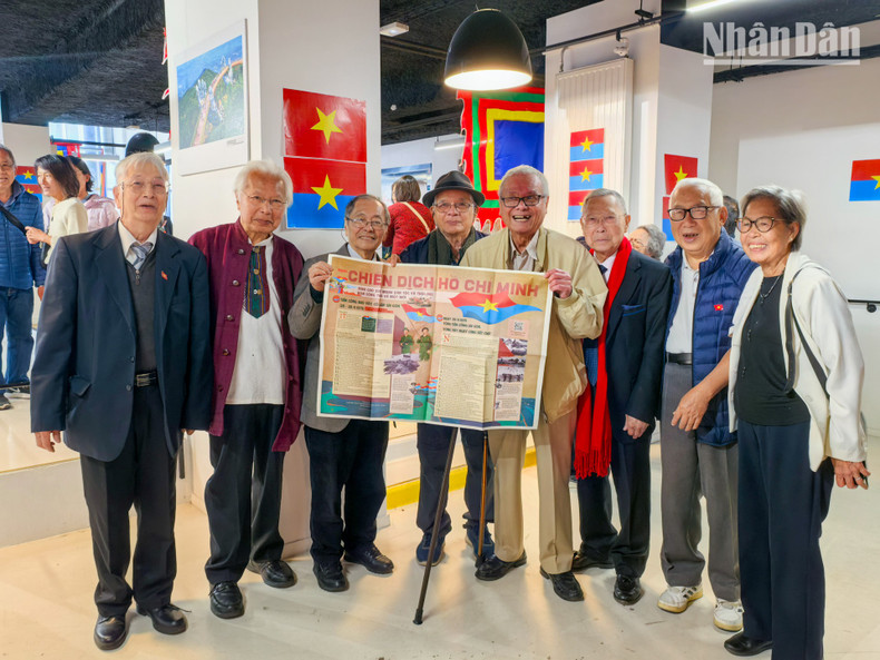 Members of the OVs Union in France explore the Nhan Dan Newspaper's special supplement. Members of the OVs Union in France explore the Nhan Dan Newspaper's special supplement.