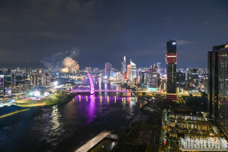 The 10-minite firework display kicked off at 21:30 on April 26, near the Saigon River Tunnel connecting Thu Duc City and downtown District 1.