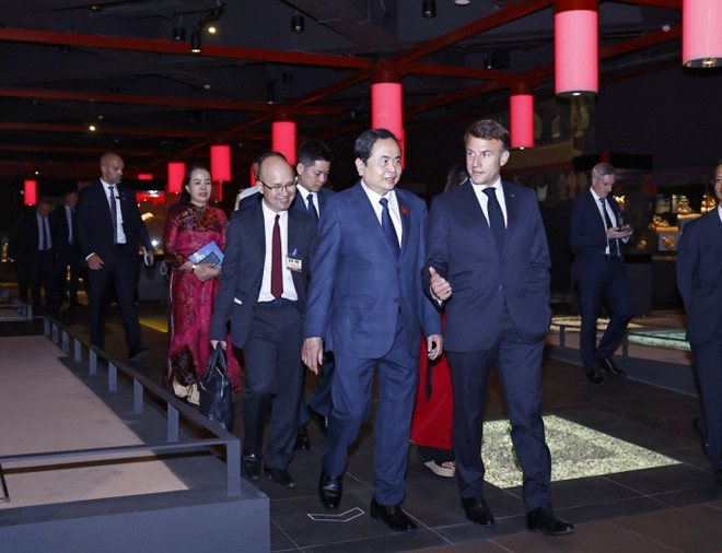 National Assembly Chairman Tran Thanh Man and French President Emmanuel Macron visit the archaeological exhibition beneath the National Assembly building. (Photo: VNA)