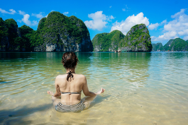 Foreign tourist enjoying the natural beauty of Cat Ba. (Photo: Hoang Anh)