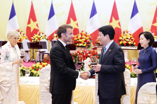 President Luong Cuong and his French counterpart Emmanuel Macron at the banquet in Ha Noi on May 26 (Photo: VNA)