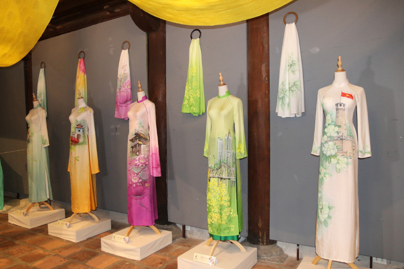 La Khe silk is often used to make traditional Ao Dai and scarves. (Photo: sovhtt.hanoi.gov.vn) La Khe silk is often used to make traditional Ao Dai and scarves. (Photo: sovhtt.hanoi.gov.vn)
