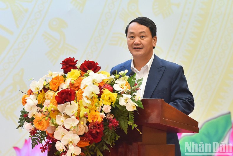 Minister-Chairman of Committee for Ethnic Minorities Affairs Hau A Lenh delivers a report at the conference.