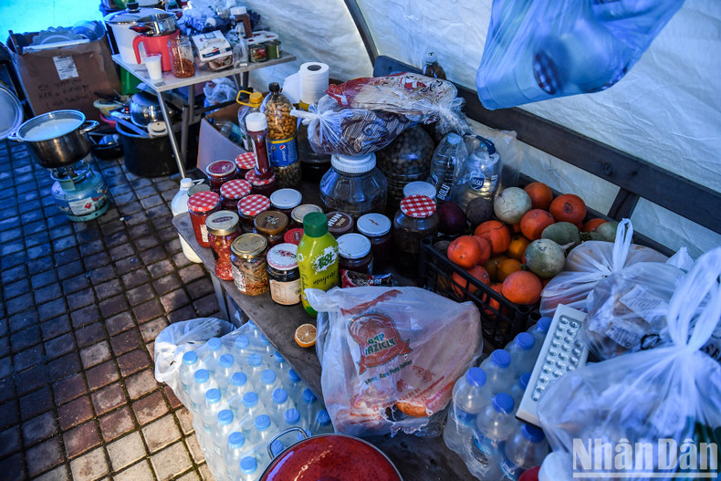 Inside the kitchen are the food and drink relief and a few utensils that were left under the rubble. Inside the kitchen are the food and drink relief and a few utensils that were left under the rubble.