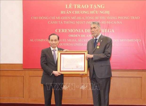 Le Hoai Trung (L), member of the CPV Central Committee and head of its Commission for External Relations presents the Friendship Order to Miguel Mejia, General Secretary of the MIU (Photo: VNA) Le Hoai Trung (L), member of the CPV Central Committee and head of its Commission for External Relations presents the Friendship Order to Miguel Mejia, General Secretary of the MIU (Photo: VNA)