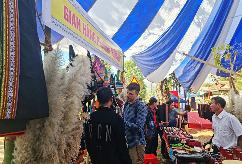 Domestic and foreign tourists look to buy brocade weaving products of Kon Tum Province.