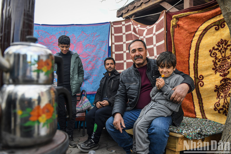 Inside the tents, people still have special 2-tier caydanlik pots for drinking tea. Inside the tents, people still have special 2-tier caydanlik pots for drinking tea.