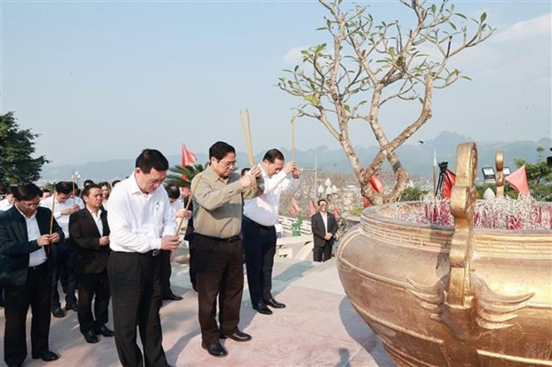 PM Chinh offers incense to President Ho Chi Minh (Photo: VNA) PM Chinh offers incense to President Ho Chi Minh (Photo: VNA)