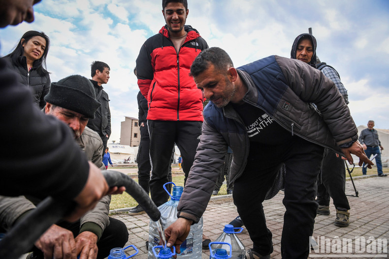 In another corner, there are trucks carrying clean water. In another corner, there are trucks carrying clean water.