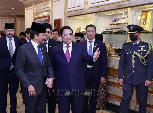 Sultan of Brunei Hassanal Bolkiah welcomes PM Pham Minh Chinh for talks (Photo: VNA)