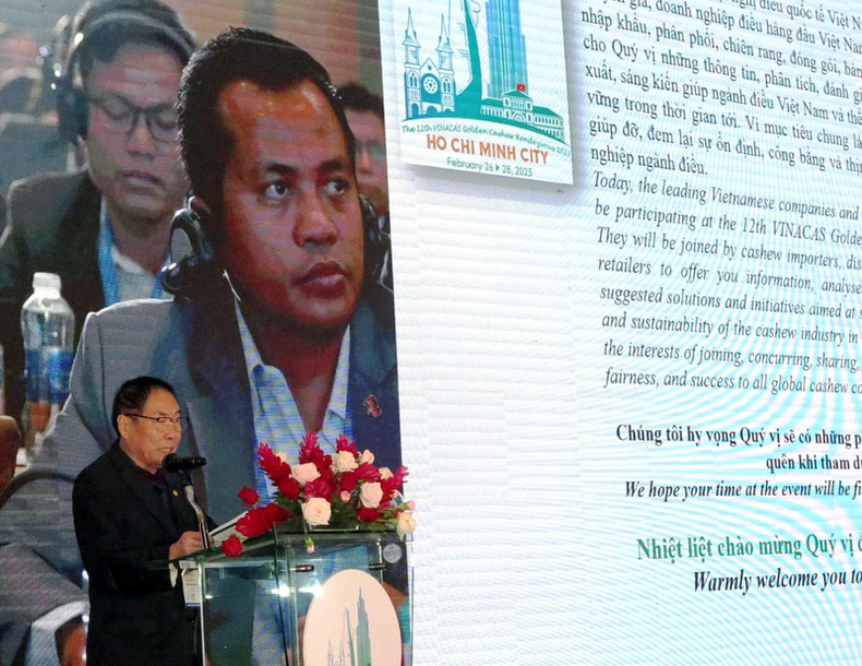 Vinacas Chairman Pham Van Cong speaks at the conference.