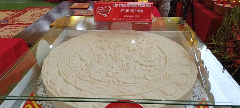 This pair of cakes was recognised as a Guinness Vietnam Record, with a total weight of 400kg, by Bao Hung International Joint Stock Company. This pair of cakes was recognised as a Guinness Vietnam Record, with a total weight of 400kg, by Bao Hung International Joint Stock Company.