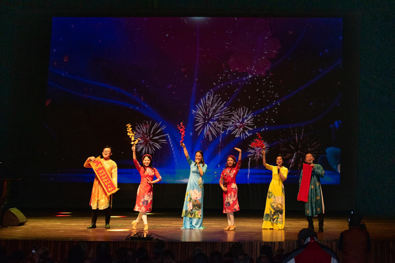 Performances imbued with Vietnamese identity Performances imbued with Vietnamese identity