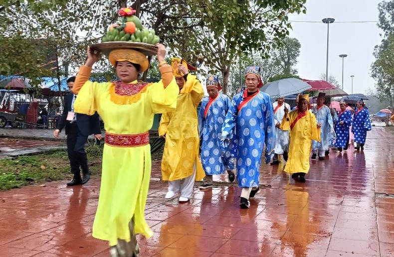 People in the communes around the relic give offerings at the tombs and temples dedicated to the Kings of the Tran Dynasty. People in the communes around the relic give offerings at the tombs and temples dedicated to the Kings of the Tran Dynasty.