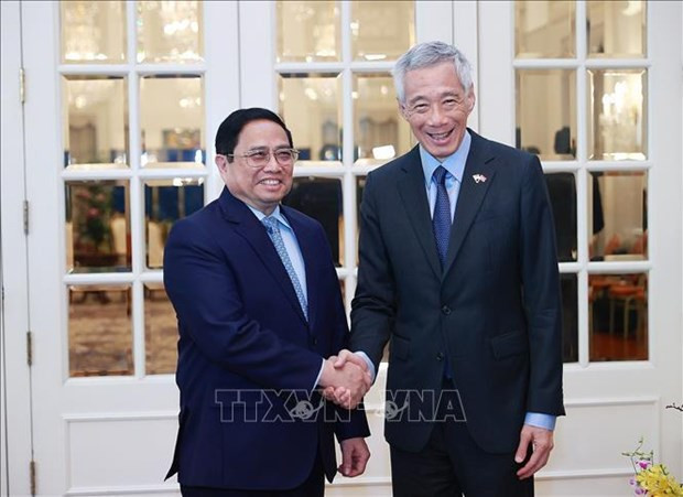 PM Pham Minh Chinh (L) and Singaporean counterpart Lee Hsien Loong (Photo: VNA)