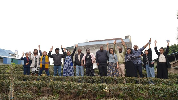 The Mozambican delegation visits Tan Huong Tea Cooperative in Thai Nguyen province (Photo: SOCODEVI)