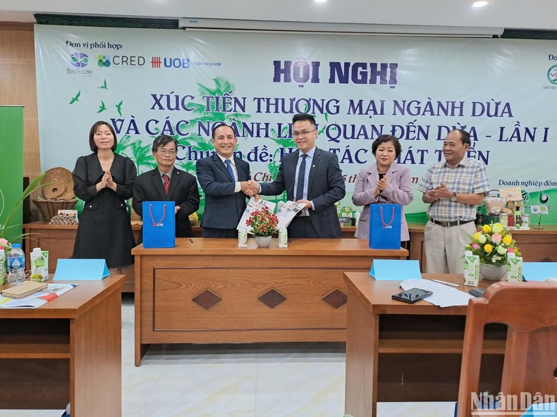 Representatives of the Vietnam Coconut Association and the United Overseas Bank Vietnam signed a memorandum of cooperation.