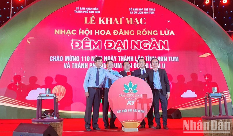 Delegates press the button to open the programme. Delegates press the button to open the programme.