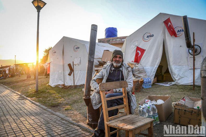 A Turkish man still stands in front of the tent every day, looking at his collapsed house. The horrifying memories of the great earthquake still shock him. A Turkish man still stands in front of the tent every day, looking at his collapsed house. The horrifying memories of the great earthquake still shock him.