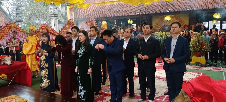 Delegates offering incense in the King's Temple, part of the Special National Relic Site - the tombs and temple dedicated to the Kings of the Tran Dynasty. Delegates offering incense in the King's Temple, part of the Special National Relic Site - the tombs and temple dedicated to the Kings of the Tran Dynasty.