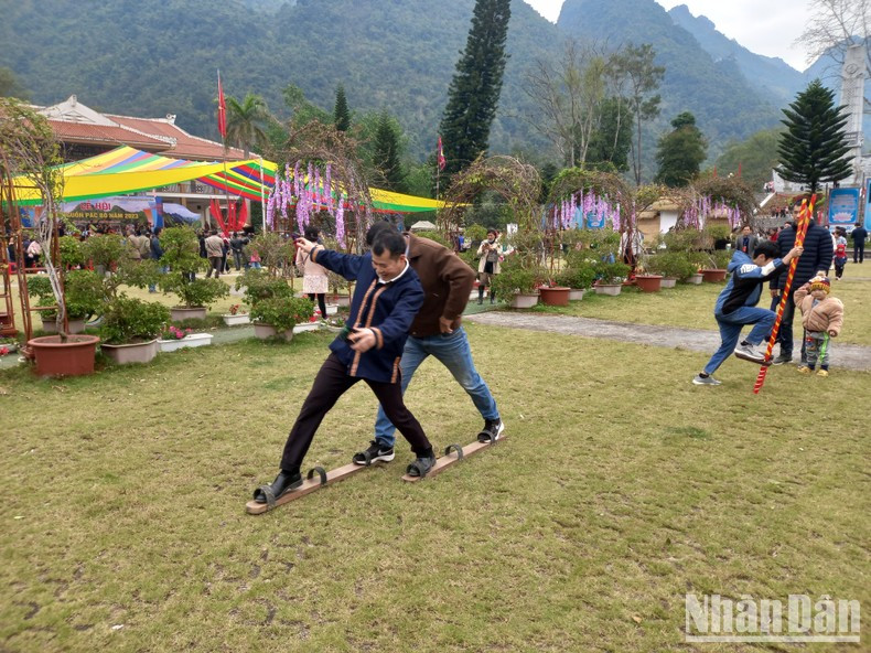 The visitors participating in the folk games. The visitors participating in the folk games.