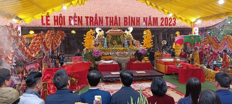 The ceremony of presenting a pair of cakes recognised as the Guinness Vietnam Record to the temple dedicated to the Kings of the Tran Dynasty. The ceremony of presenting a pair of cakes recognised as the Guinness Vietnam Record to the temple dedicated to the Kings of the Tran Dynasty.