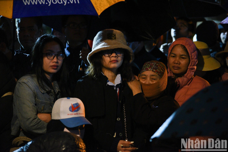 Even though it was raining heavily, the number of tourists waiting to receive the seal was still very large. Many of these people even waited there overnight. Even though it was raining heavily, the number of tourists waiting to receive the seal was still very large. Many of these people even waited there overnight.