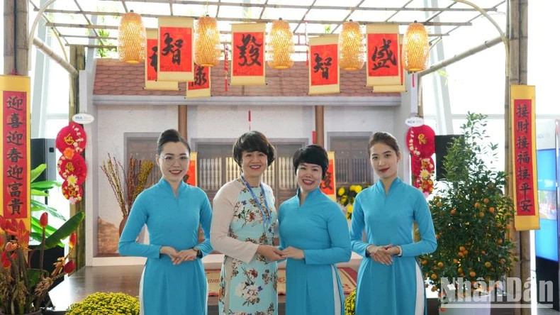 On February 14, Nguyen Thi Kim Ngan, Deputy Director of Noi Bai International Airport (second person from the left) and several officers and staff on duty were present at the event.
