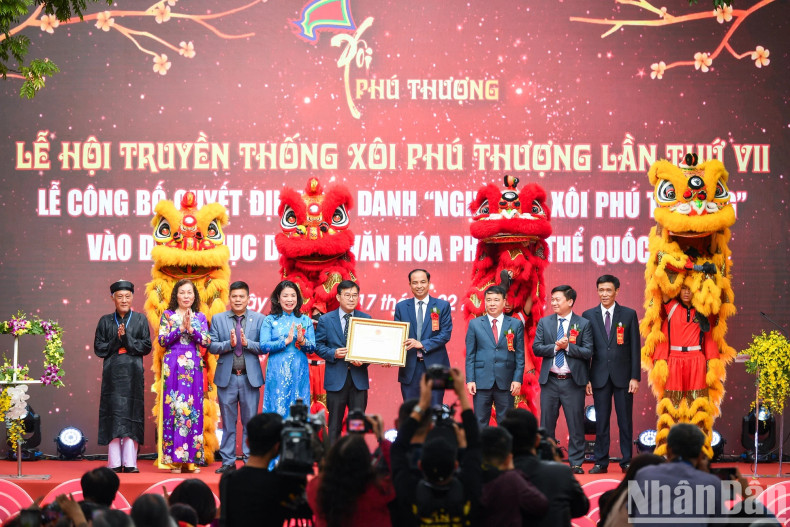 This year, the Ministry of Culture, Sports and Tourism officially included the craft of making Phu Thuong steamed sticky rice in the list of national intangible cultural heritages.