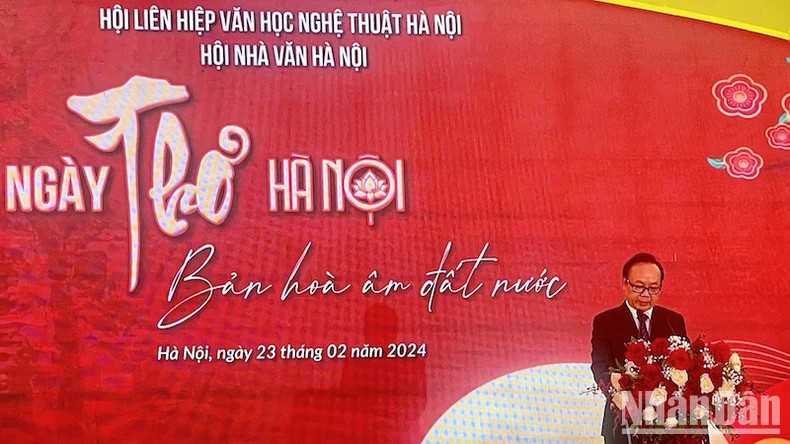 Writer Tran Gia Thai gives the opening speech. Writer Tran Gia Thai gives the opening speech.