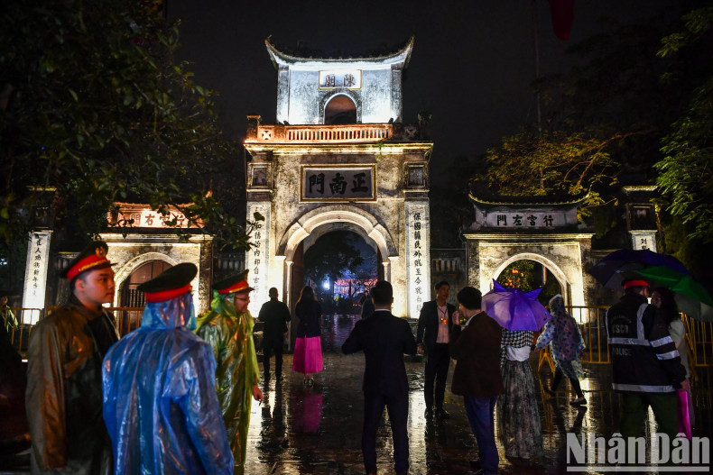 The first tourists entered Tran Temple after the opening ceremony. The first tourists entered Tran Temple after the opening ceremony.