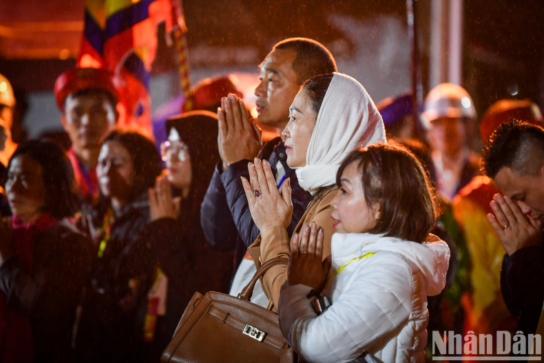 Tourists and people express their sincerity to Saint Tran, praying for a lucky year. Nguyen Van Dinh, from Thanh Hoa, said that despite the heavy rain, he would stay in the temple yard until the seal distribution time to receive for the lucky seal at the beginning of the year. Tourists and people express their sincerity to Saint Tran, praying for a lucky year. Nguyen Van Dinh, from Thanh Hoa, said that despite the heavy rain, he would stay in the temple yard until the seal distribution time to receive for the lucky seal at the beginning of the year.