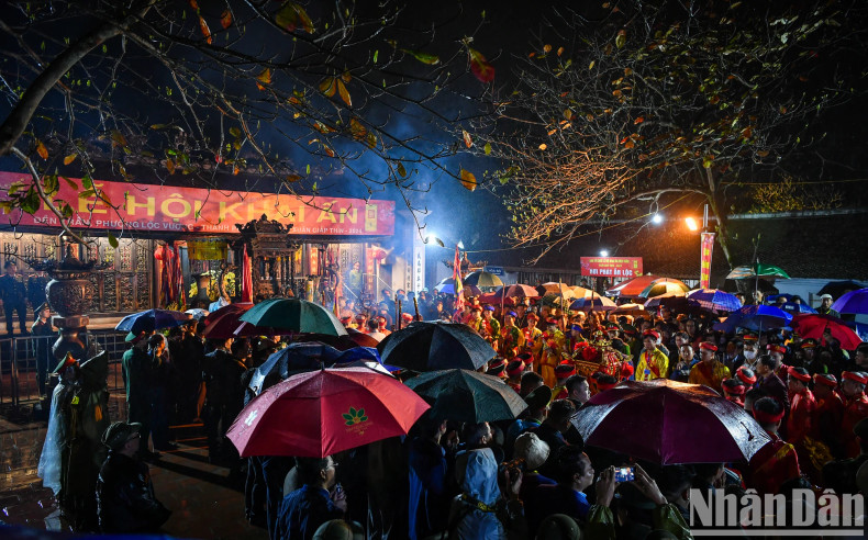 After the seal procession ritual between the Co Trach and Thien Truong shrines, the seal is protected by a mobile police force. After the seal procession ritual between the Co Trach and Thien Truong shrines, the seal is protected by a mobile police force.
