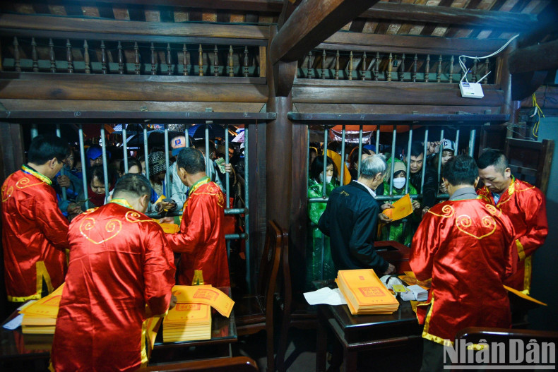 According to a representative of the Organising Committee, this year’s seal distribution ceremony will take place throughout the first lunar month and may extend into the second lunar month. More than 300,000 seal copies have been prepared to serve the needs of people and tourists from all over. According to a representative of the Organising Committee, this year’s seal distribution ceremony will take place throughout the first lunar month and may extend into the second lunar month. More than 300,000 seal copies have been prepared to serve the needs of people and tourists from all over.