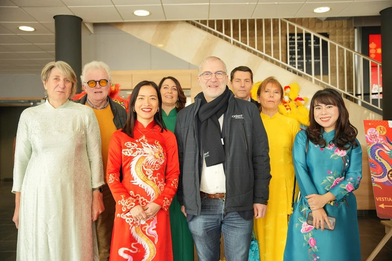 Fabrice Loher, mayor of Lorient city (fifth, left) took photos with the organisers and guests Fabrice Loher, mayor of Lorient city (fifth, left) took photos with the organisers and guests