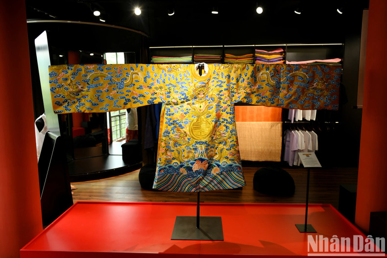 After getting a unified drawing, they will print the fabric and sew it into a real model. Embroidered shirts and hat accessories will be transferred to artisans in craft villages for production. Regarding materials, they look to craft villages such as: Van Phuc, La Khe, Buoi, Nha Xa, Nam Cao, Ma Chau, Tan Chau. For each costume model, the group posts on the fanpage and attaches documents.