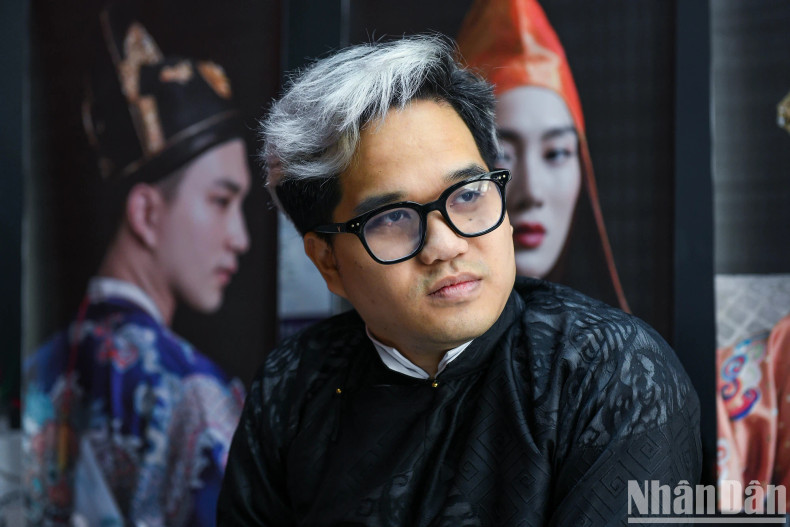 In 2019, Great VietNam was born from its first "pillars": Vu Duc (29 years old) and Truong Tuan Anh (34 years old). They are both “outsiders” in the field of culture and fashion, but they share the same passion for researching and understanding traditional culture. At this time, Vu Duc (pictured) pursued painting and posting on social networking platforms.