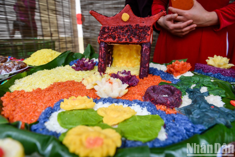 The sticky rice trays are shaped into communal roofs, dikes and vast green lawns, just like the original thousand-year-old village on the Red River. According to the elders, Phu Thuong currently has three artisans and about 600 families making sticky rice and a retail "system" with hundreds of people in the village, bringing the fragrance of Phu Thuong sticky rice to every corner of Hanoi.