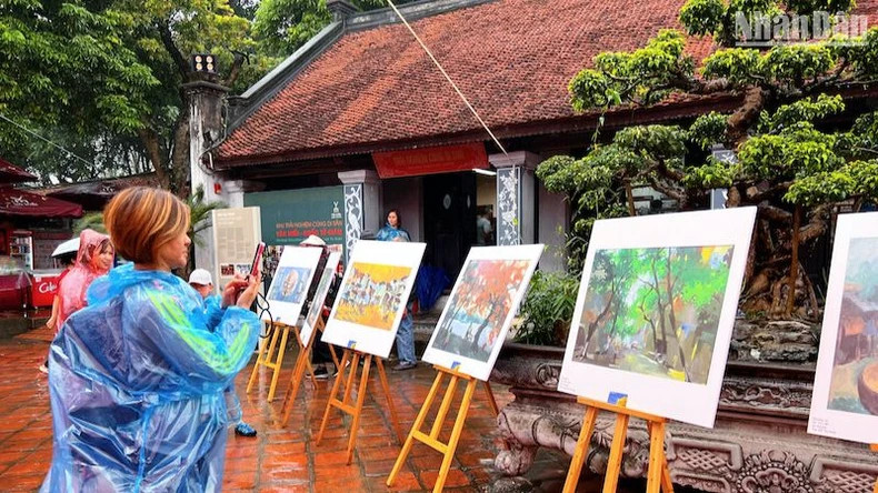 Visitors enjoy the unique paintings and photographs. Visitors enjoy the unique paintings and photographs.