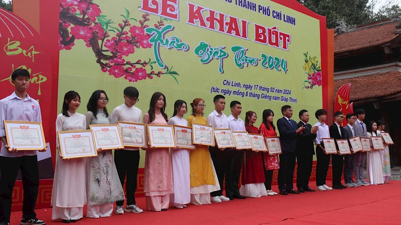 Pupils and students with excellent academic achievements honoured. Pupils and students with excellent academic achievements honoured.