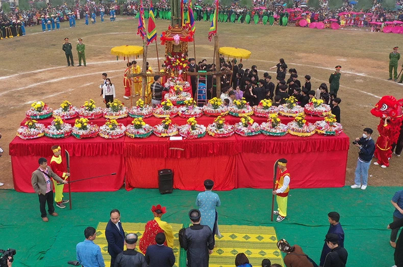 Ritual of offering to gods to thank them for good crops at the Long Tong Festival. Ritual of offering to gods to thank them for good crops at the Long Tong Festival.