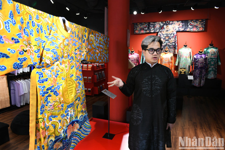 Vu Duc next to the restored "long bao" model.