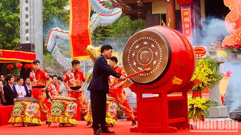 Chairman of the People's Committee of Thuy Nguyen District beat the drum to open the festival. Chairman of the People's Committee of Thuy Nguyen District beat the drum to open the festival.