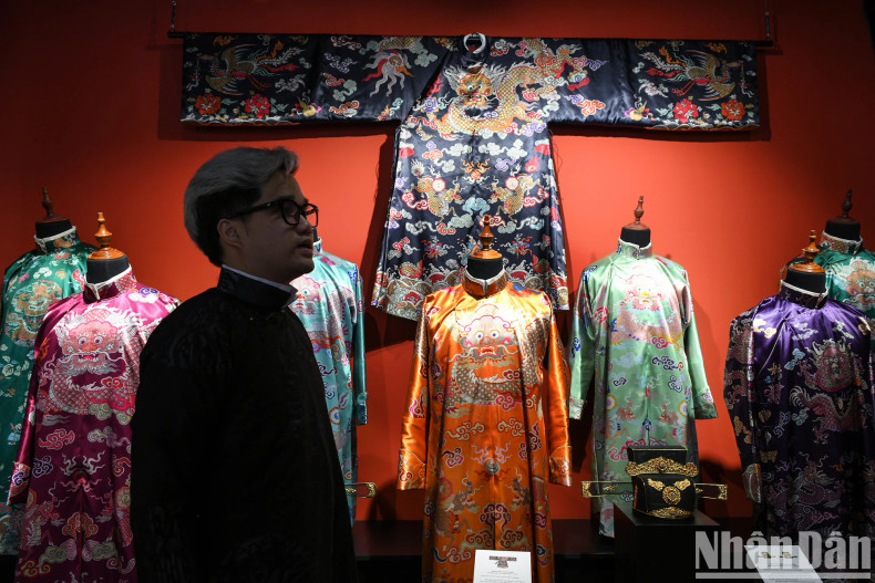 Great VietNam agreed to only restore costumes with images and artifacts to ensure comparison. As a technical engineer, Tuan Anh was in charge of making costume drawings. Vu Duc studied communications and political science, so he took care of document searching and proofreading. To ensure that the original was closely followed from drawing to the launching of the finished product, some samples took up to three years, especially “long bao” and “huong bao”.