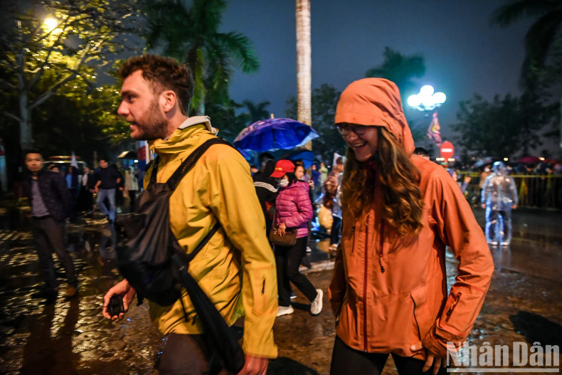 A foreign tourist couple happily followed the flow of people into the temple. A foreign tourist couple happily followed the flow of people into the temple.
