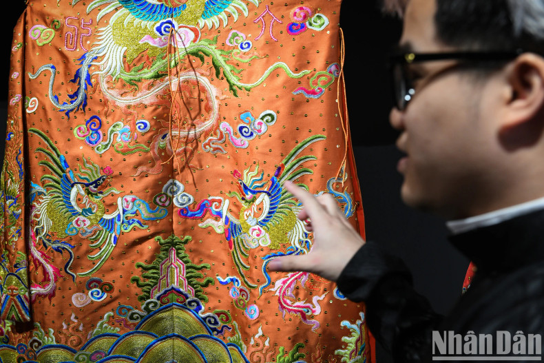 Vu Duc said that initially, the group often redrawn the long bao (dragon robe for the king) and phuong bao (phoenix robe), based on the costume models and images that were said to be reconstructed without any doubt. However, later, when researching further, especially with the opportunity to access the original images of many artifacts, they realised many discrepancies in their work. "These deviations have a significant impact on history," Vu Duc said.
