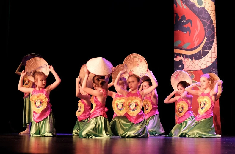 A performance performed by French and Vietnamese children born in France. A performance performed by French and Vietnamese children born in France.